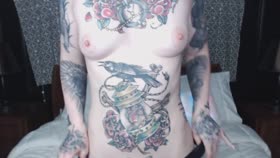 Tattooed Camgirl Fucking Her Throat while Spider Gagged