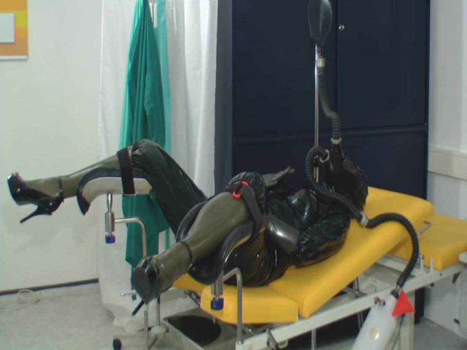 Heavy Rubber Pee Rebreathing
