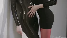 Sexy Latex Strapon Lesbians
