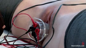 Mummified and Electrified Pussy Worship!