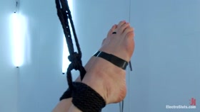 Electrosex Queen Bobbi Starr Gets Her Luscious Ass Worshipped by Missy Minx!