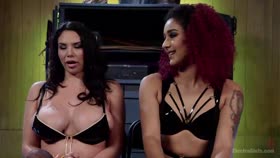 New Electroslut Bombshell Gets Shocked!